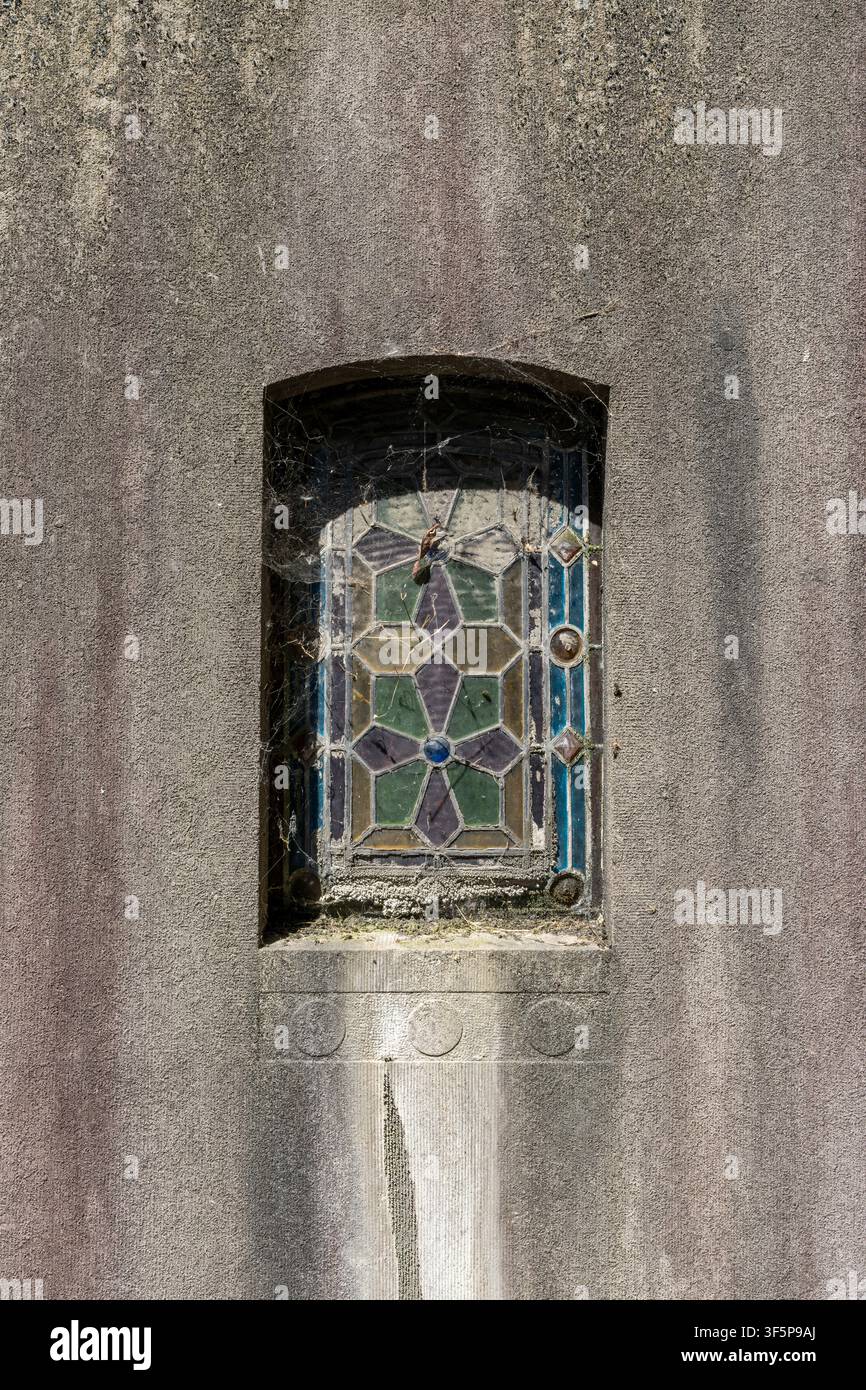 Una meta turistica popolare, il cimitero di Montmartre (dal 1825) è il luogo di riposo di molti artisti famosi che hanno vissuto e lavorato nella zona di Montmartre Foto Stock