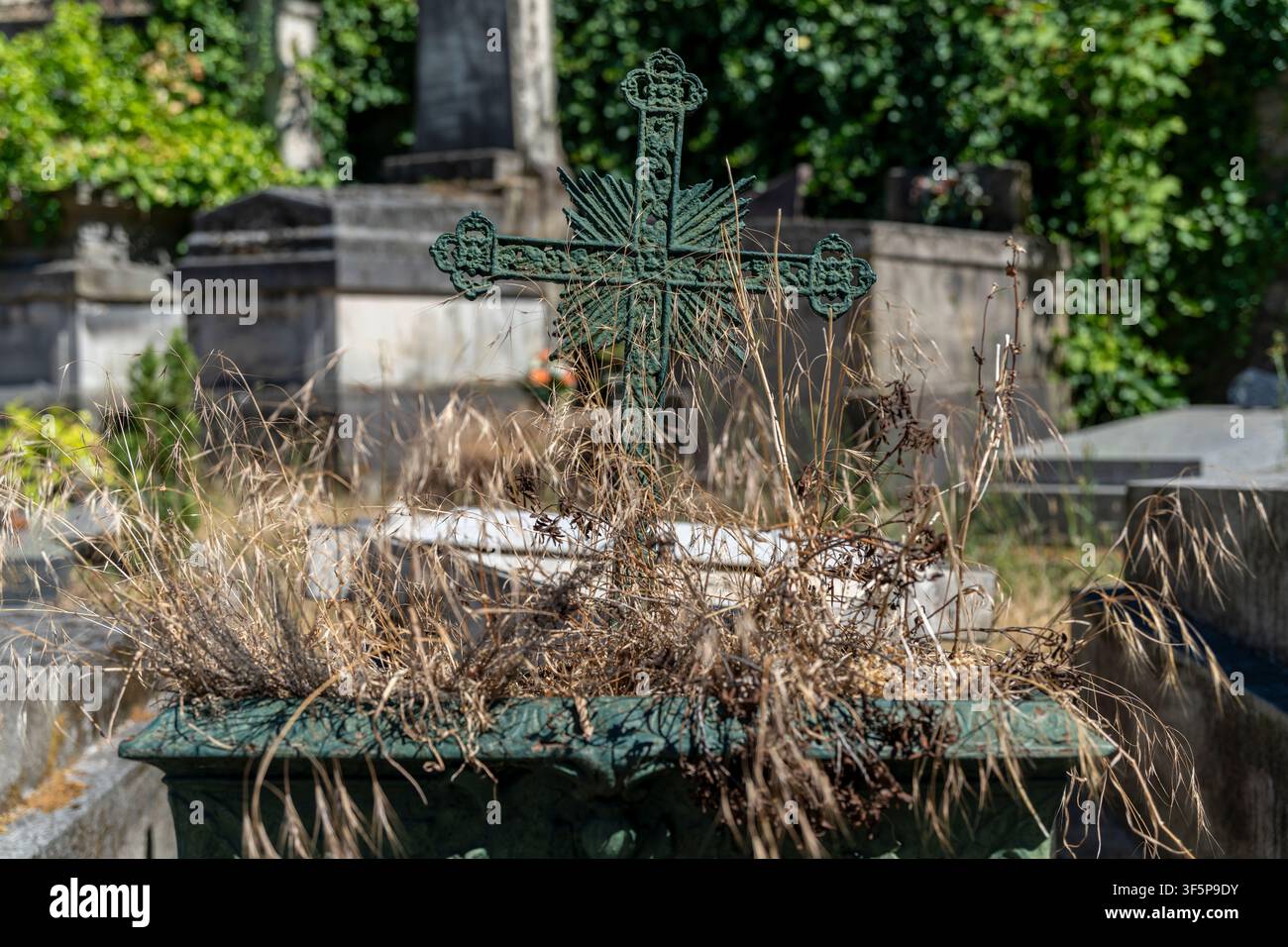Una meta turistica popolare, il cimitero di Montmartre (dal 1825) è il luogo di riposo di molti artisti famosi che hanno vissuto e lavorato nella zona di Montmartre Foto Stock