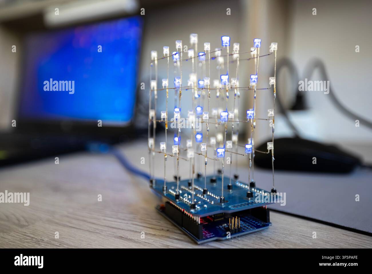 Display a cubo LED luminoso su circuito elettronico Foto Stock