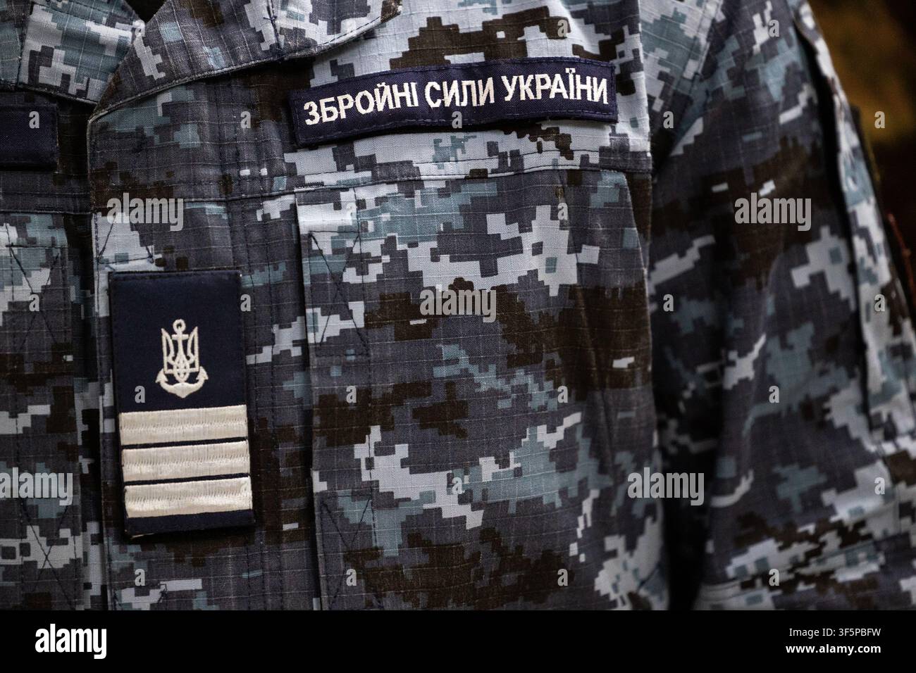 Uniforme militare delle forze armate moderne dell'Ucraina con motivo di mimetizzazione digitale e distintivi ufficiali di identificazione del ramo e insegne di grado navale esposti Foto Stock