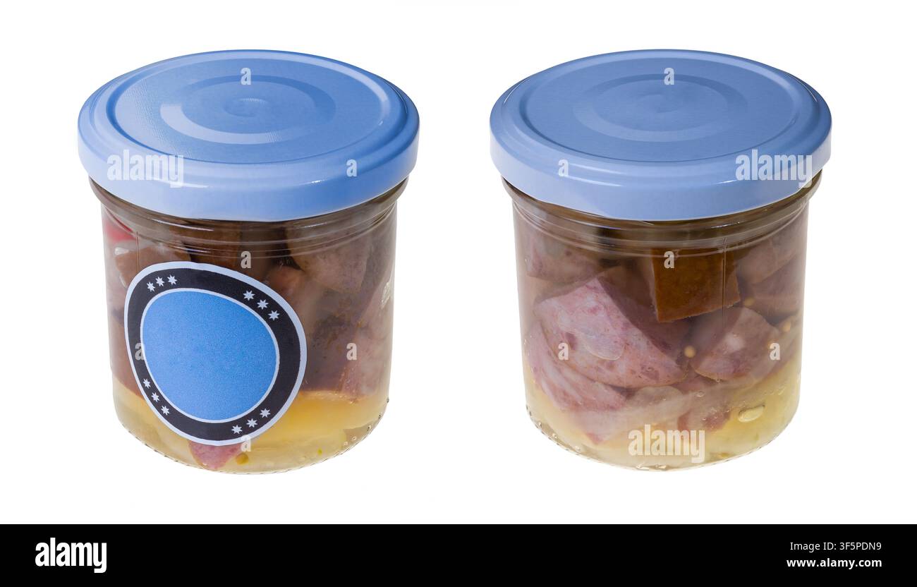 Salsiccia a cubetti sottaceto con cipolla in barattoli di vetro isolati su sfondo bianco. Prodotto a base di carne conservata, mix di maiale, manzo e pancetta affumicata in una marinata piccante Foto Stock