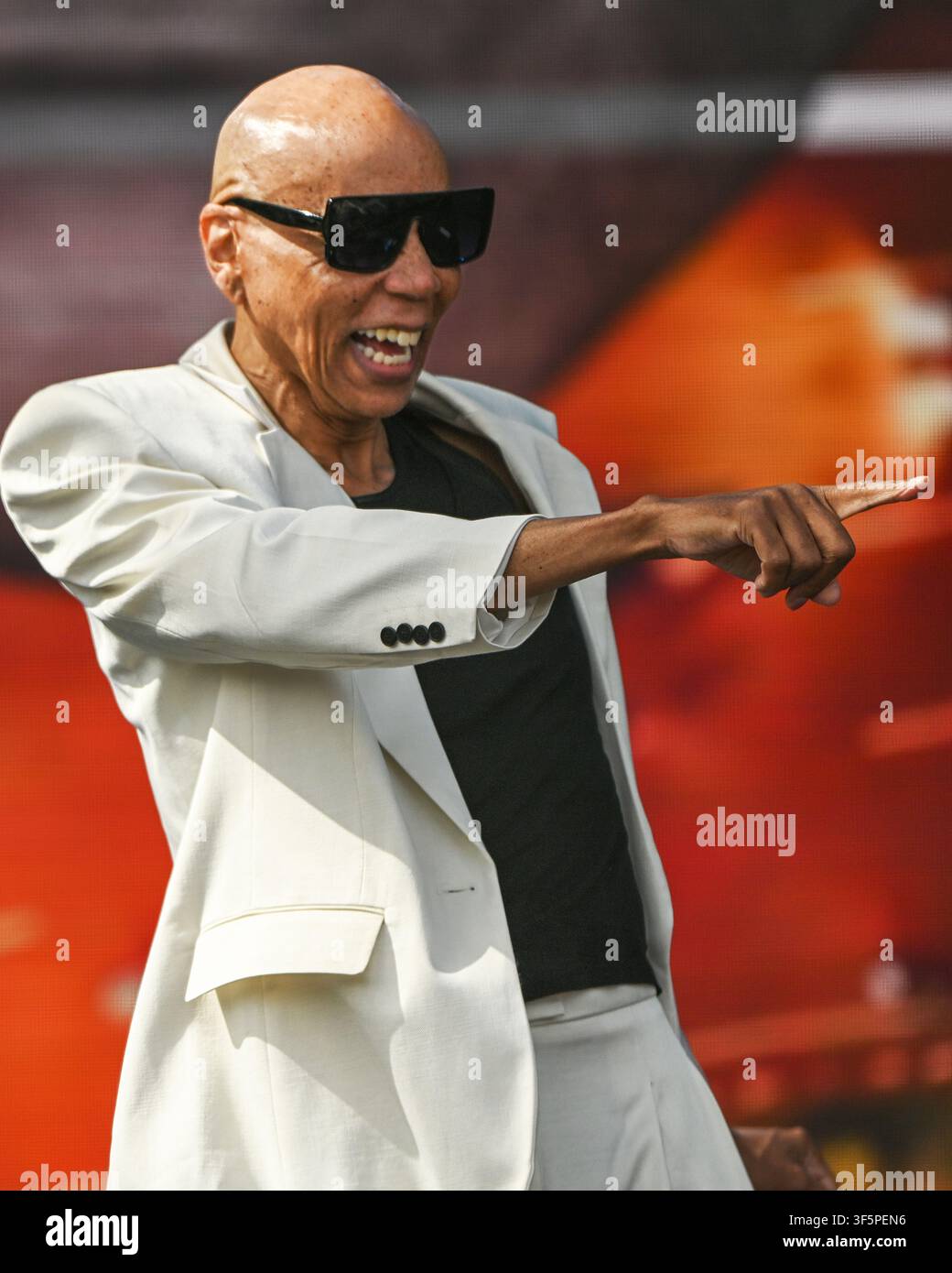 Brighton, UK. 1° agosto 2026. RuPaul esegue un DJ set al Brighton's Pride on the Park nel suo 35° anniversario. Credit: MartinJPalmer/Alamy Live News Foto Stock