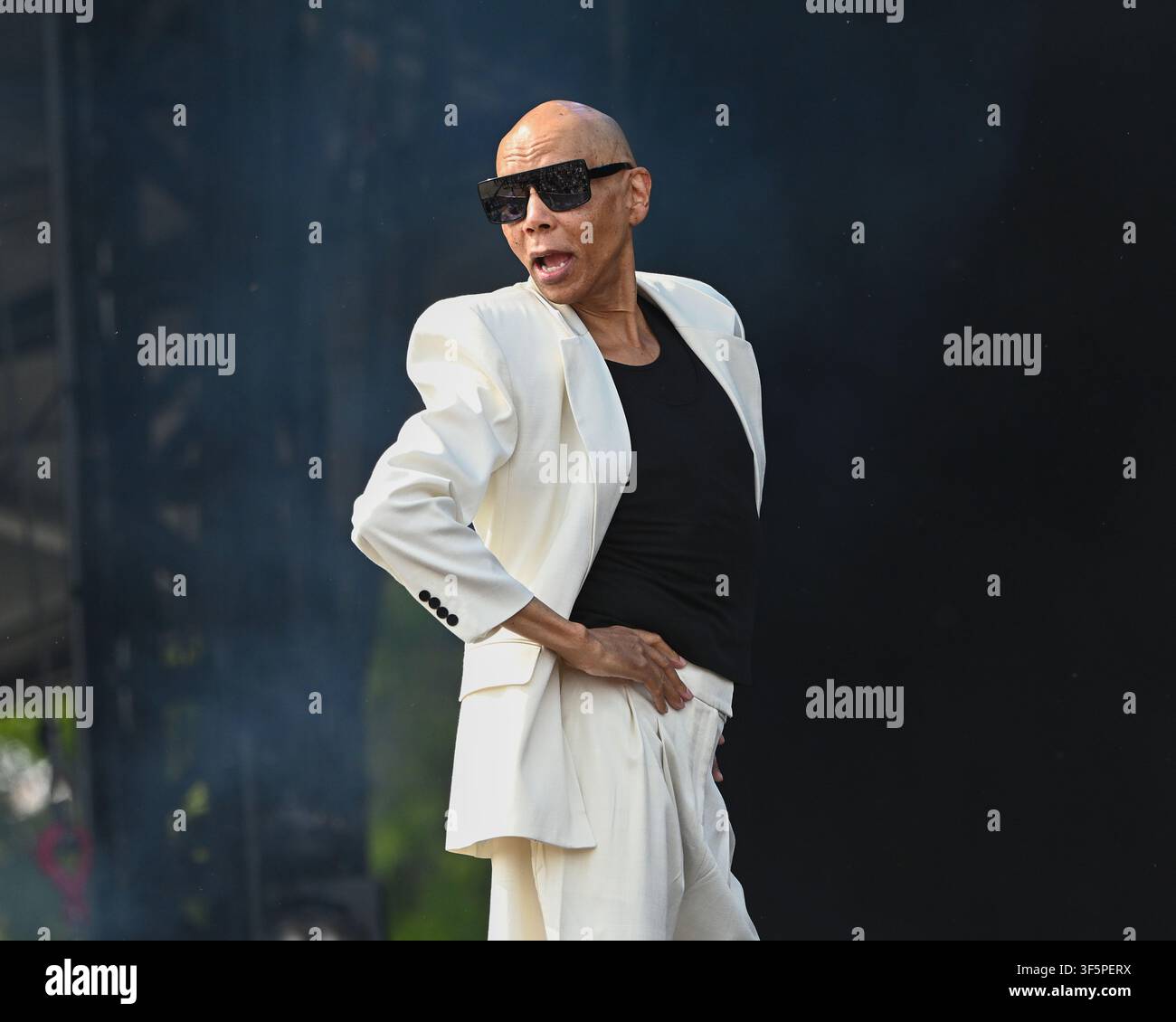 Brighton, UK. 1° agosto 2026. RuPaul esegue un DJ set al Brighton's Pride on the Park nel suo 35° anniversario. Credit: MartinJPalmer/Alamy Live News Foto Stock