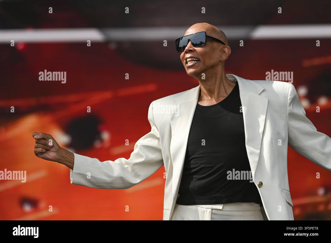Brighton, UK. 1° agosto 2026. RuPaul esegue un DJ set al Brighton's Pride on the Park nel suo 35° anniversario. Credit: MartinJPalmer/Alamy Live News Foto Stock
