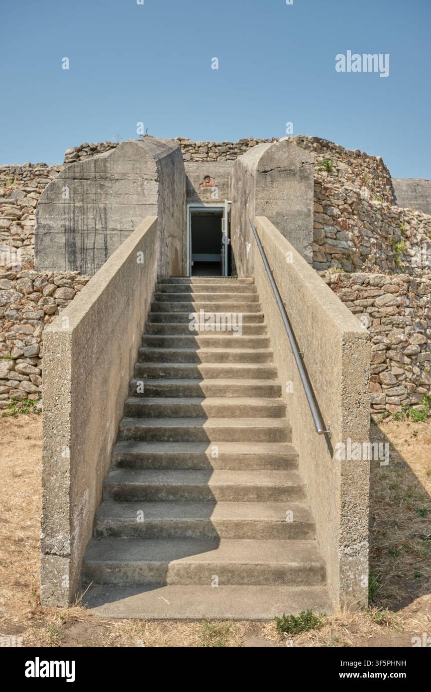 Il monumento megalitico del Cairn du Petit Mont ad Arzon, vicino al porto di Crouesty in Francia con un bunker di cemento tedesco della Seconda Guerra Mondiale costruito al suo interno. Foto Stock