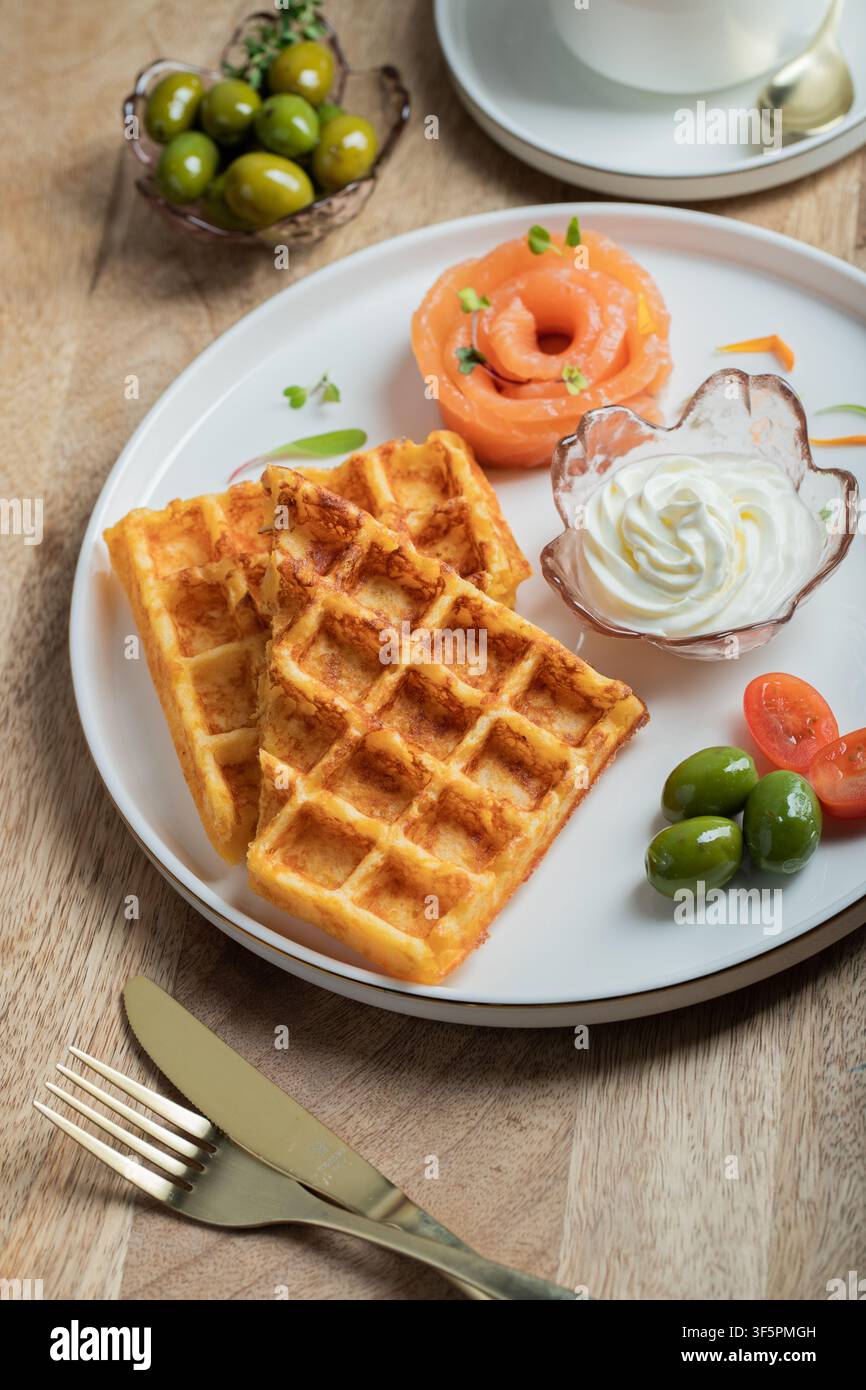 Cialde croccanti patatine con panna acida dip servita in un cestino Foto Stock