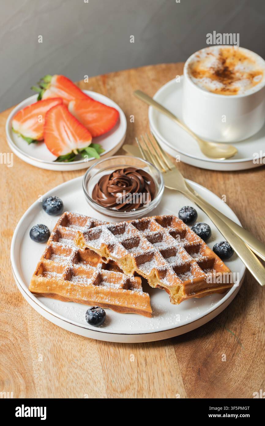 Waffle belgi waffle fatti in casa con fragole Foto Stock