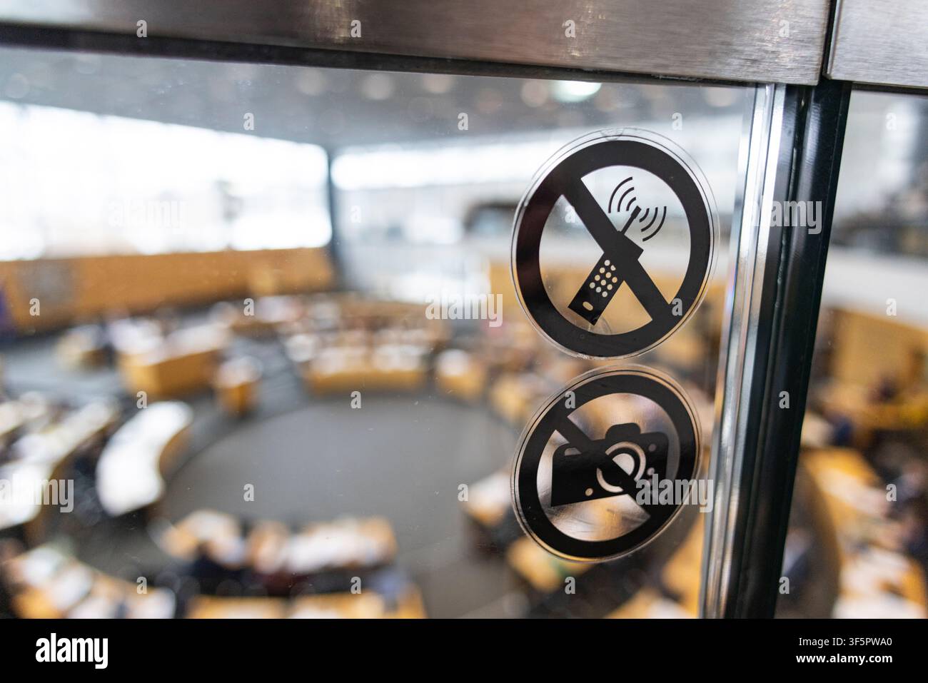 Pittogrammi vietano la fotografia e l'uso del telefono nella galleria del Parlamento dello Stato della Turingia durante una seduta plenaria nel febbraio 2026. Foto Stock
