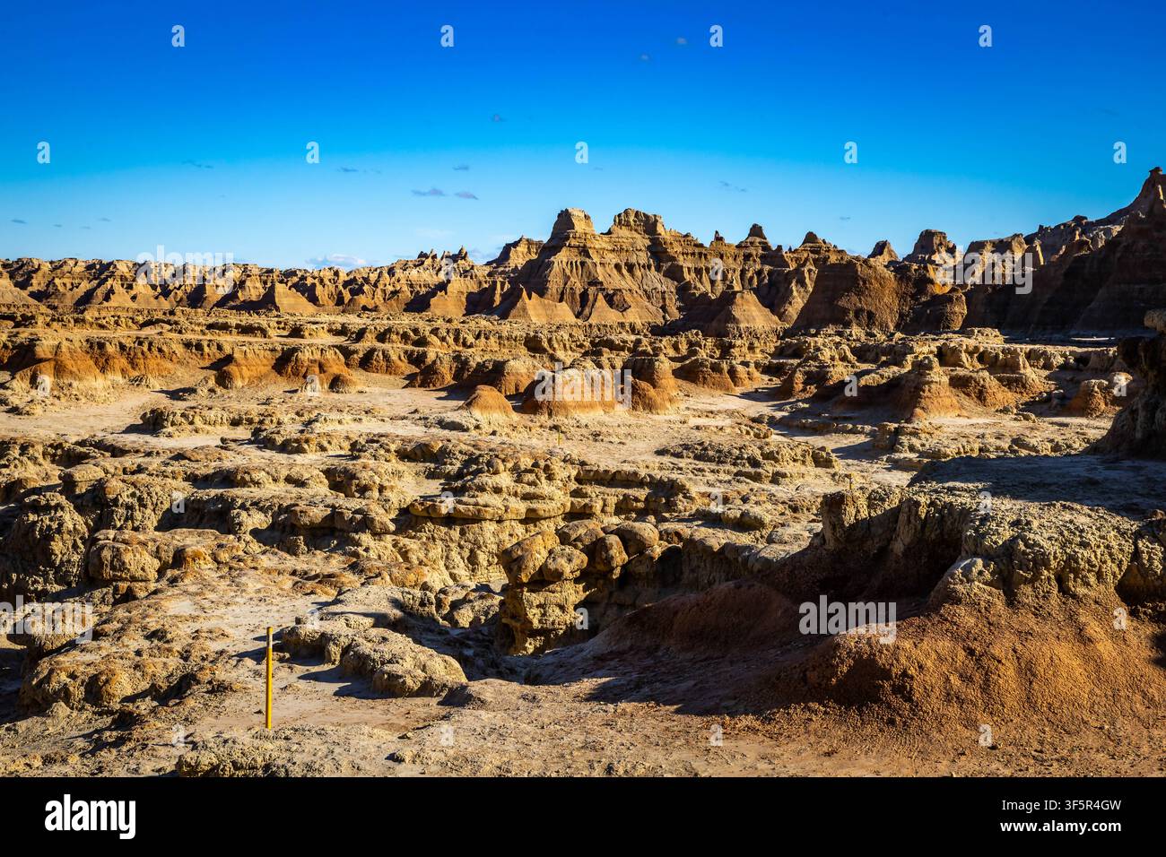 Vista panoramica delle cime delle formazioni rocciose erose lungo il Door Trail nel parco nazionale di Badlands, South Dakota Foto Stock