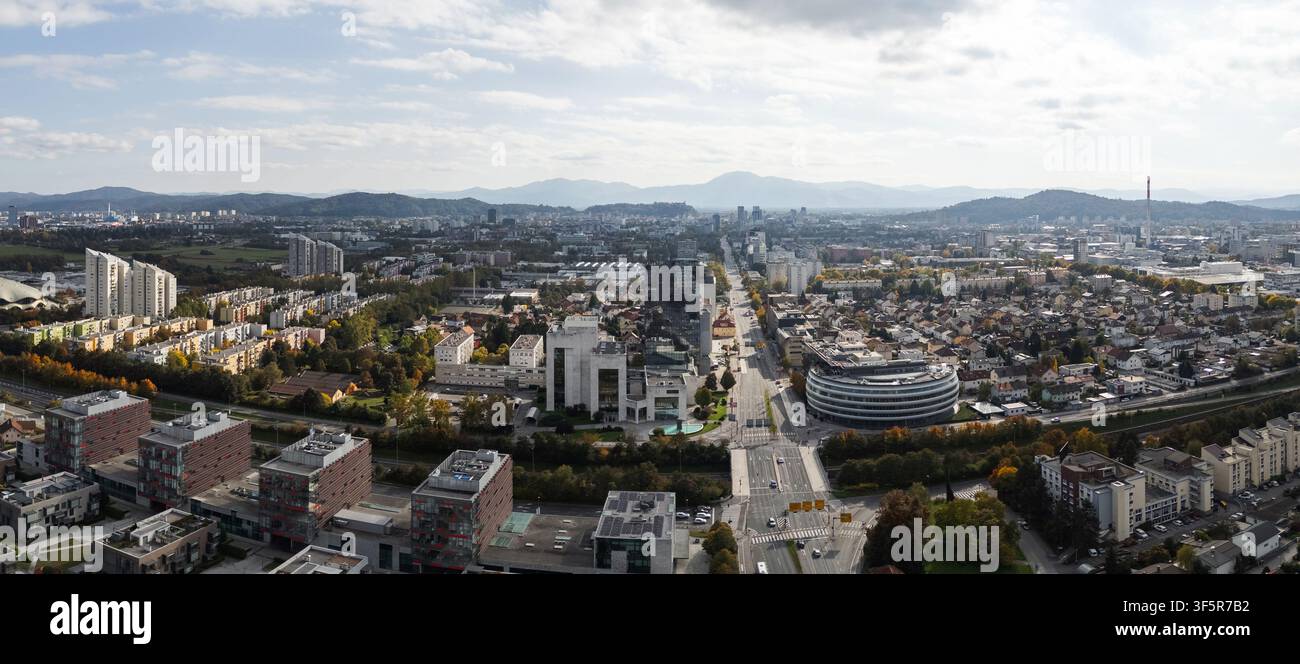 Panorama aereo di Lubiana, la città più grande della Slovenia, che mostra il suo assetto e il paesaggio circostante Foto Stock