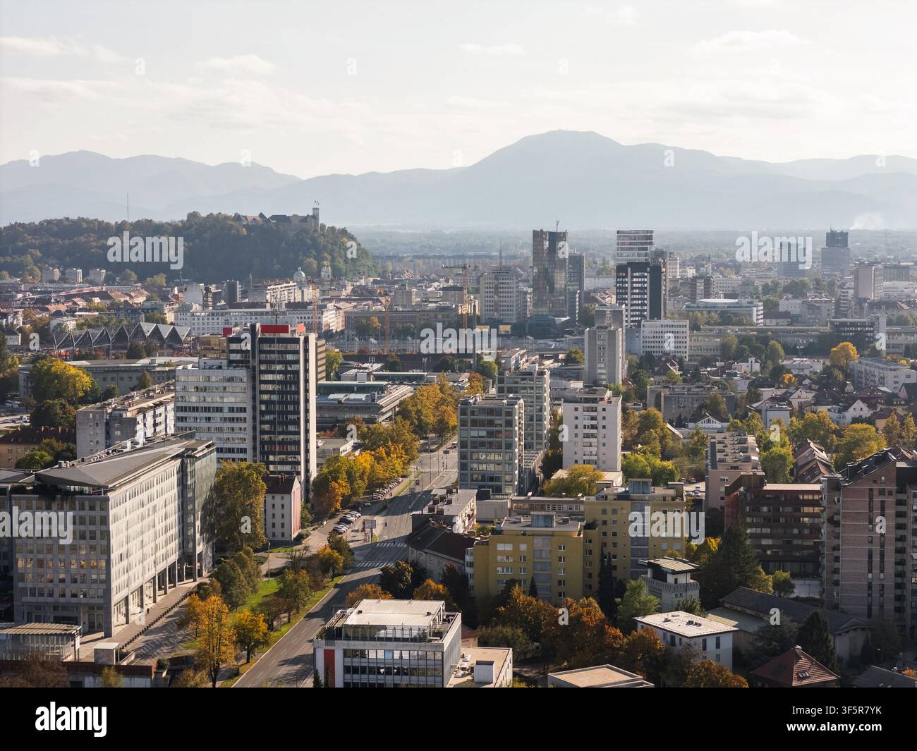 Un drone cattura una vista di Ljubljana, la città più grande della Slovenia, evidenziando edifici e colline sullo sfondo. Foto Stock