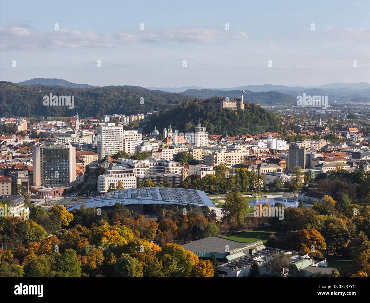 Una veduta aerea cattura Ljubljana, la capitale della Slovenia, con i suoi edifici e le colline. Questa scena mostra la disposizione urbana e il paesaggio. Foto Stock