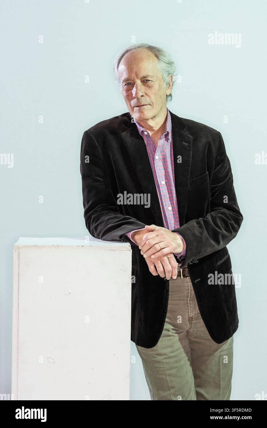 Ritratto dello scrittore americano Richard Ford appoggiato a una scatola bianca e con indosso una giacca marrone Foto Stock