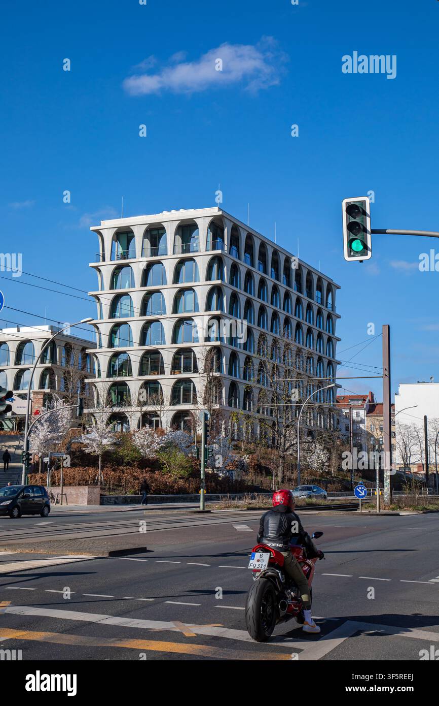 Architettura contemporanea del campus della birreria Bötzow, progettata da David Chipperfield Architects, nel quartiere di Prenzlauer Berg a Berlino, Germania Foto Stock