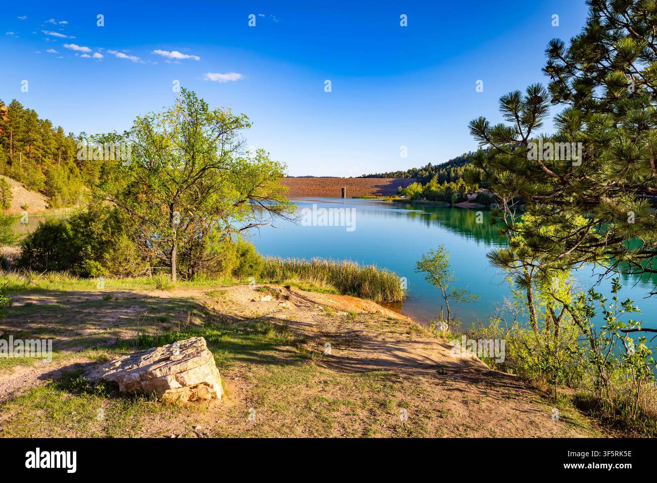 Vista panoramica del lago Cold Brook vicino a Hot Springs, South Dakota, circondato da dolci colline e paesaggi naturali Foto Stock