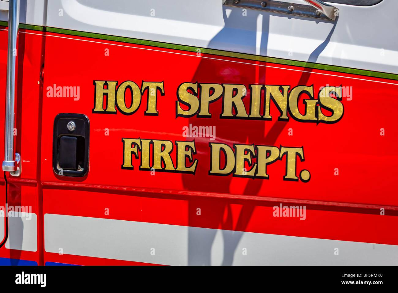 Segnale del Dipartimento dei Vigili del Fuoco di Hot Springs esposto su un veicolo dei vigili del fuoco a Hot Springs, South Dakota Foto Stock