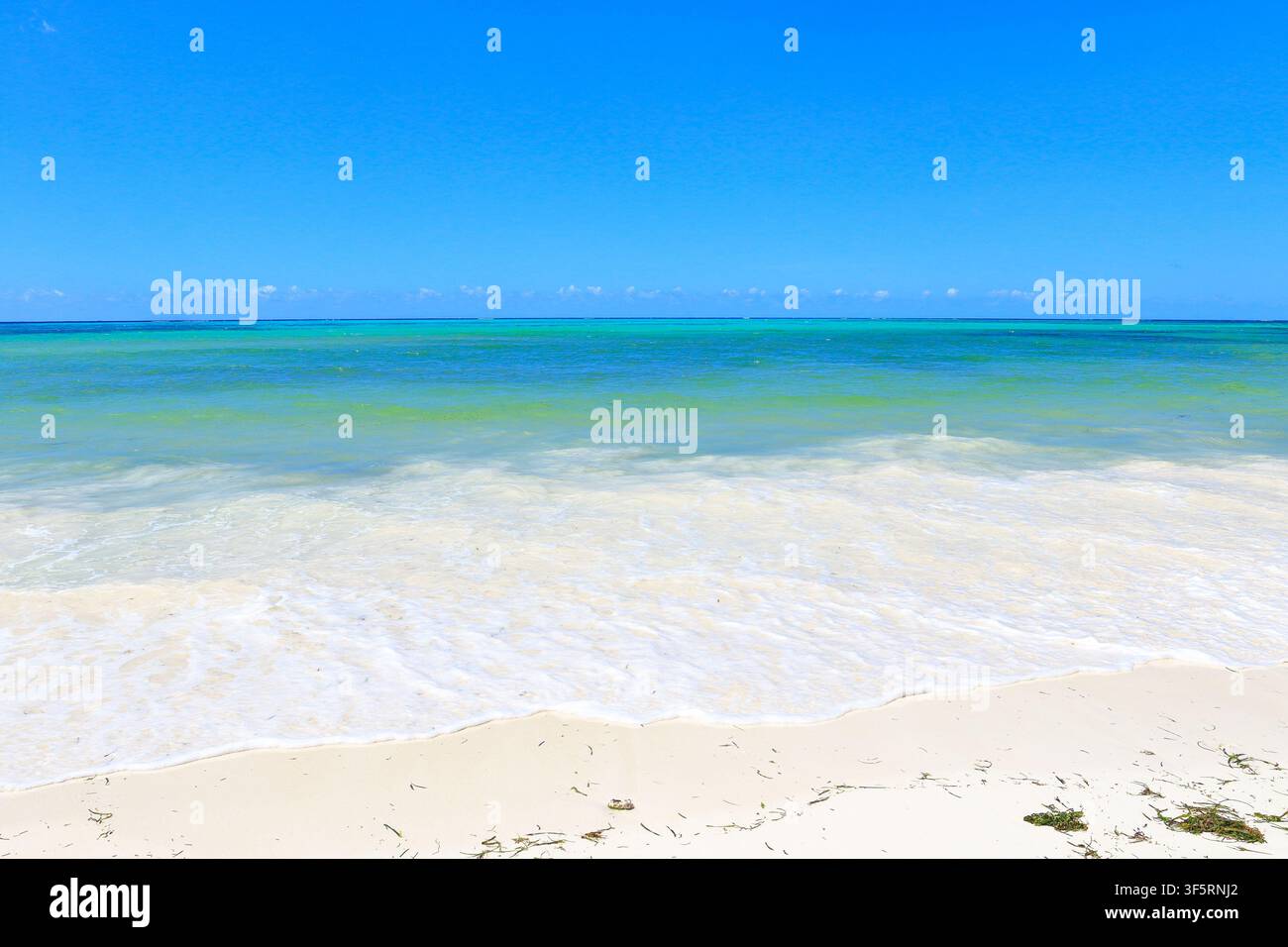 Oceano Indiano di un blu turchese alla spiaggia di Pwani Mchangani, Zanzibar, Tanzania, Africa Orientale. Foto Stock