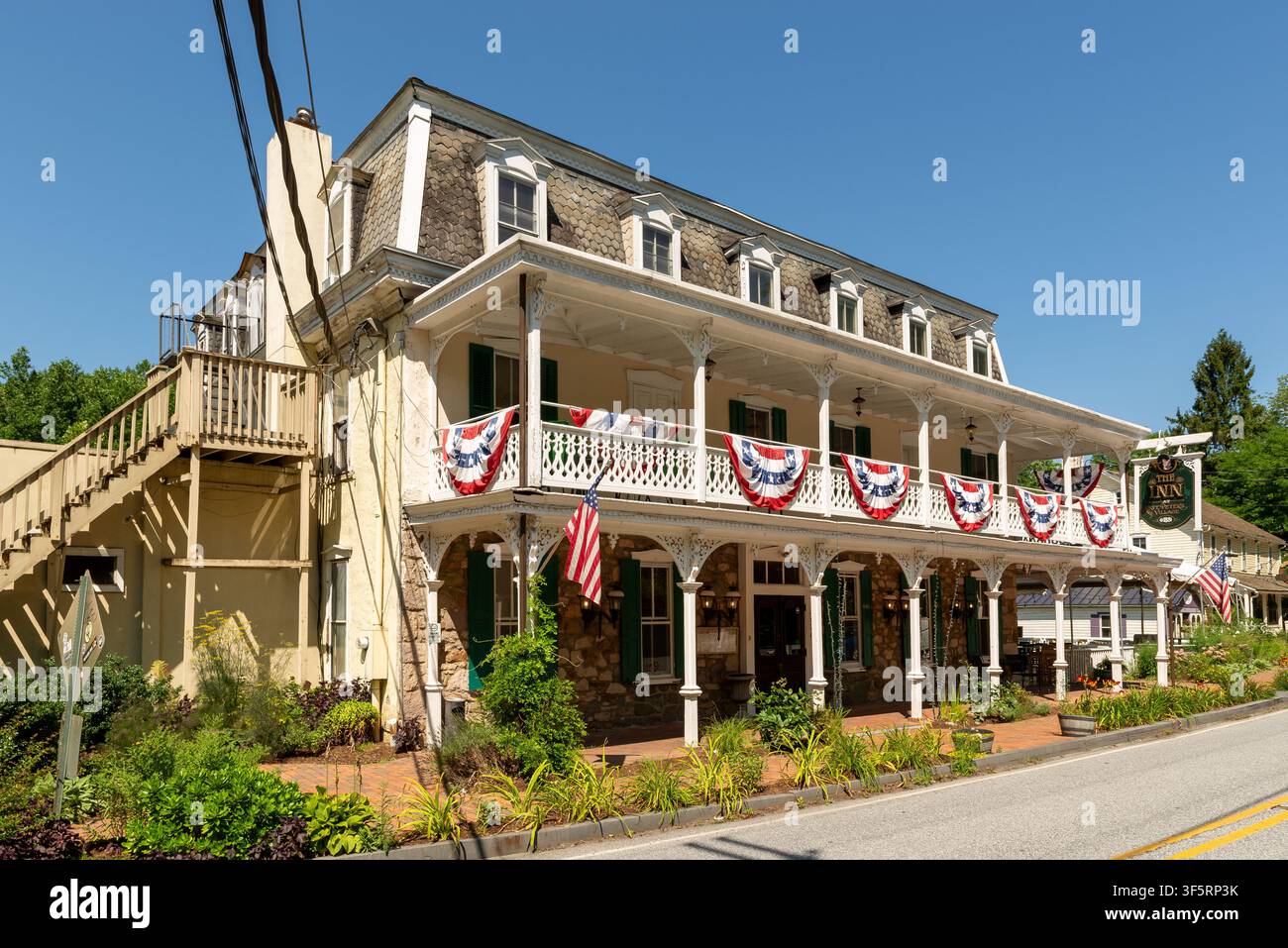 Affascinante veduta urbana nel centro di St. Peters Village, Pennsylvania, che mostra edifici storici e il carattere pittoresco di questa città rurale della PA Foto Stock