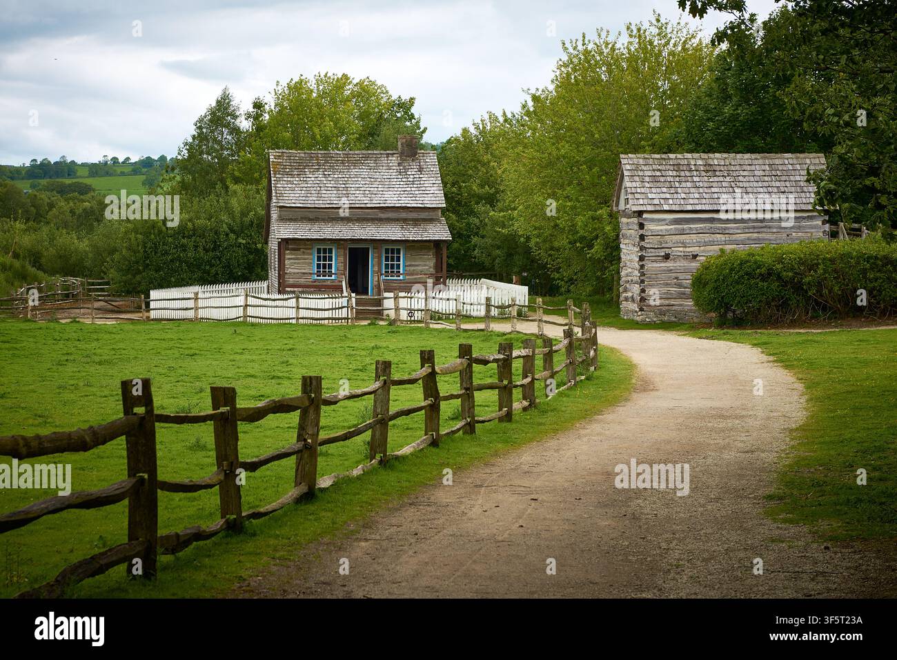 Abitazione e fienile pionieri americani in tronchi con recinto in pali di legno spaccati all'Ulster American Folk Park vicino a Omagh, Contea di Tyrone, Irlanda del Nord Foto Stock