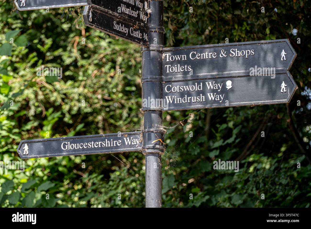 Segnale stradale che indica la direzione di molte route, tra cui il Cotswold Way, Winchcombe, Gloucestershire, Regno Unito Foto Stock