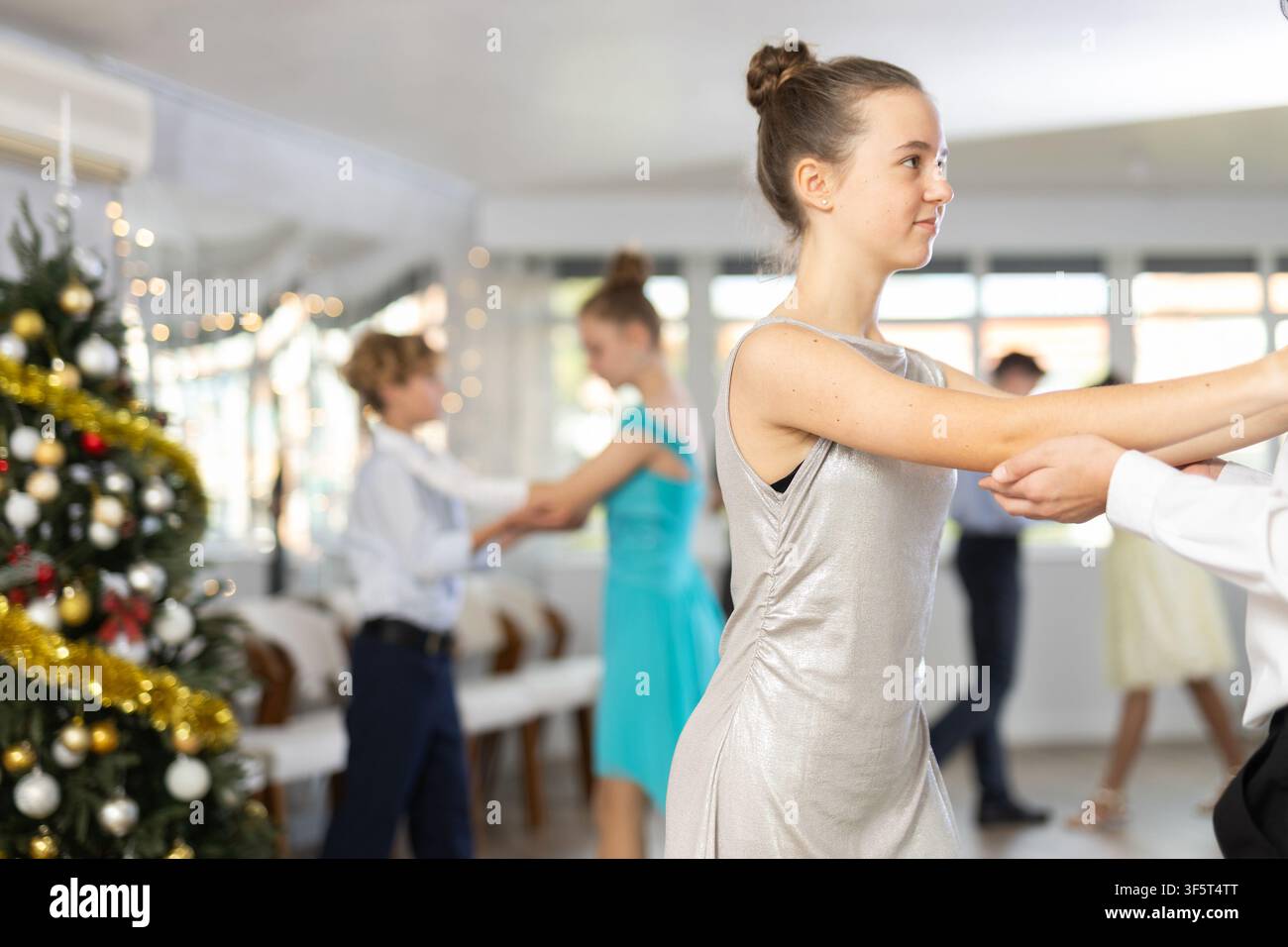 Un valzer che balla ragazzo e una ragazza in studio Foto Stock