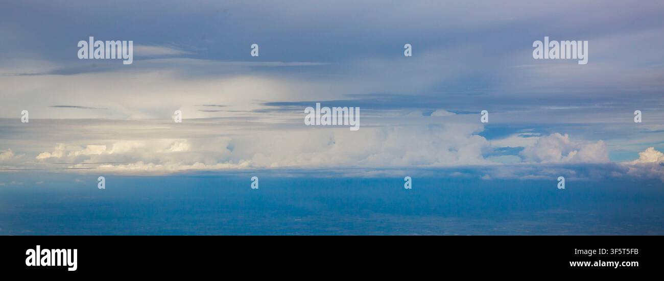 Nuvole cumulo fluttuanti, in cielo aperto, con nuvole, da una vista aerea dall'alto delle nuvole, con accenti bianchi e blu, e sereno Foto Stock