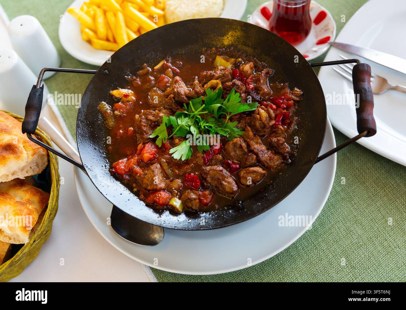 La carne si salpa in padella tradizionale - SAC kavurma Foto Stock