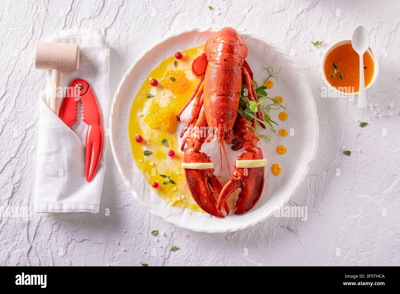 Elegante aragosta al vapore con salsa di burro e arancia. Frutti di mare deliziosi e tradizionali. Foto Stock