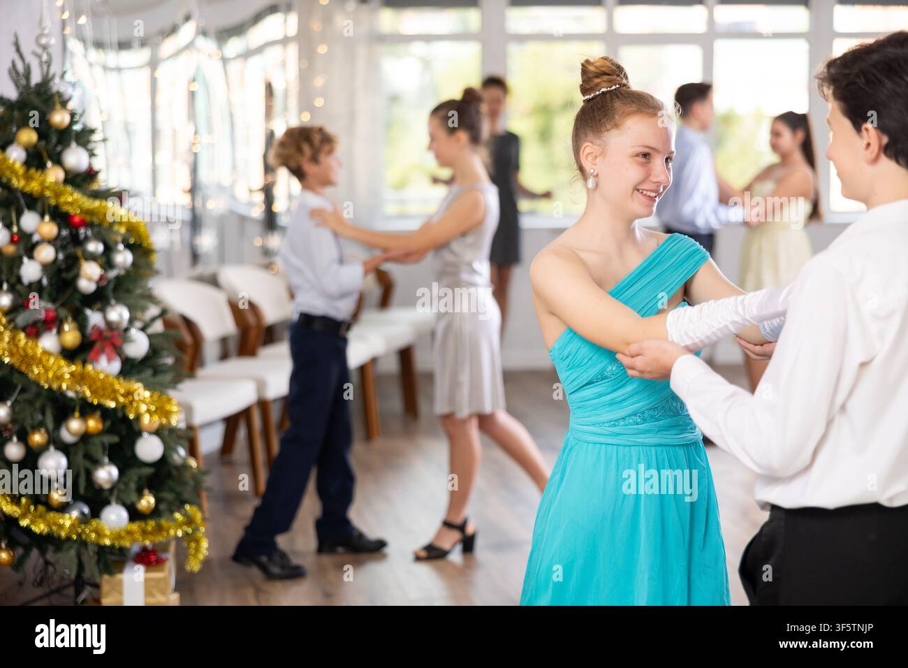 Un valzer che balla ragazzo e una ragazza in studio Foto Stock