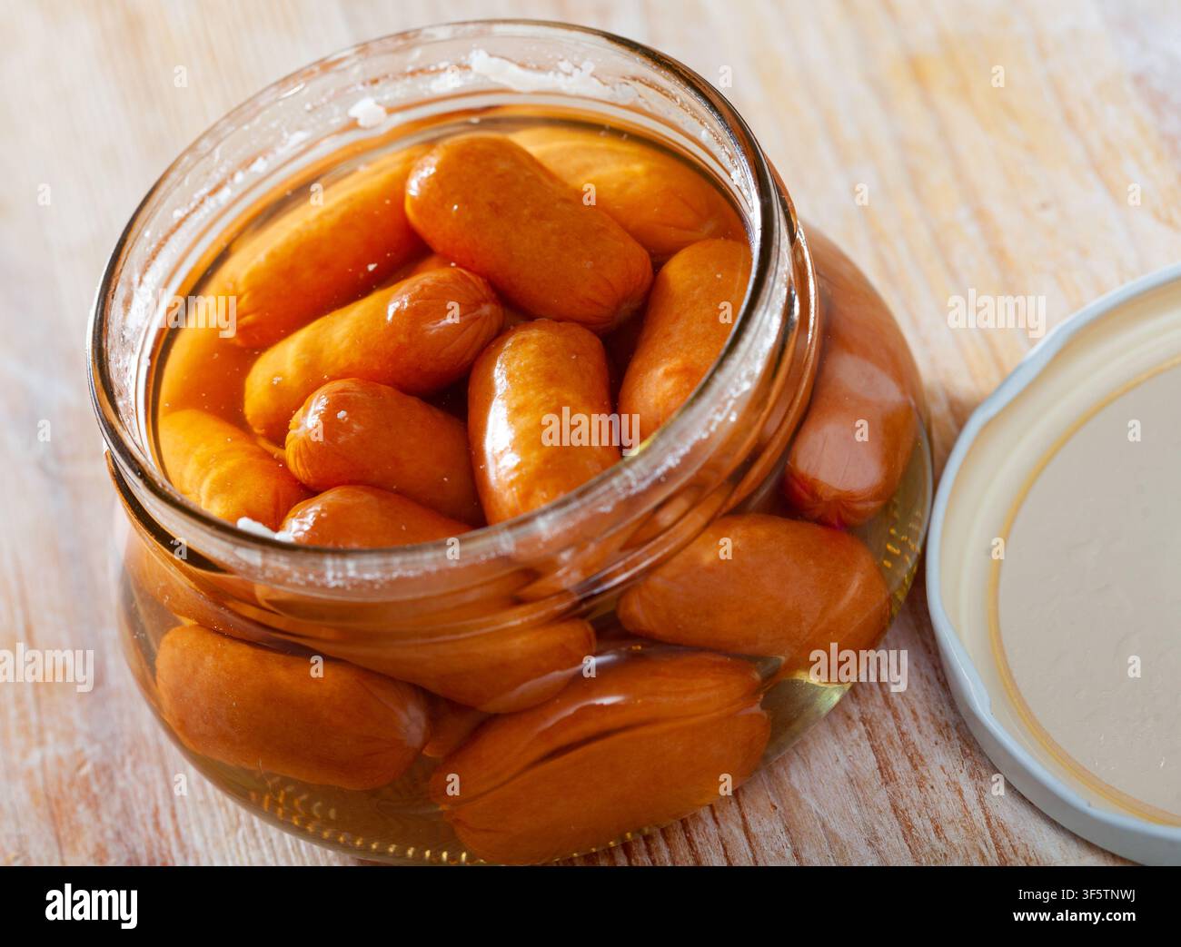 Aprire il vasetto con le salsicce Foto Stock