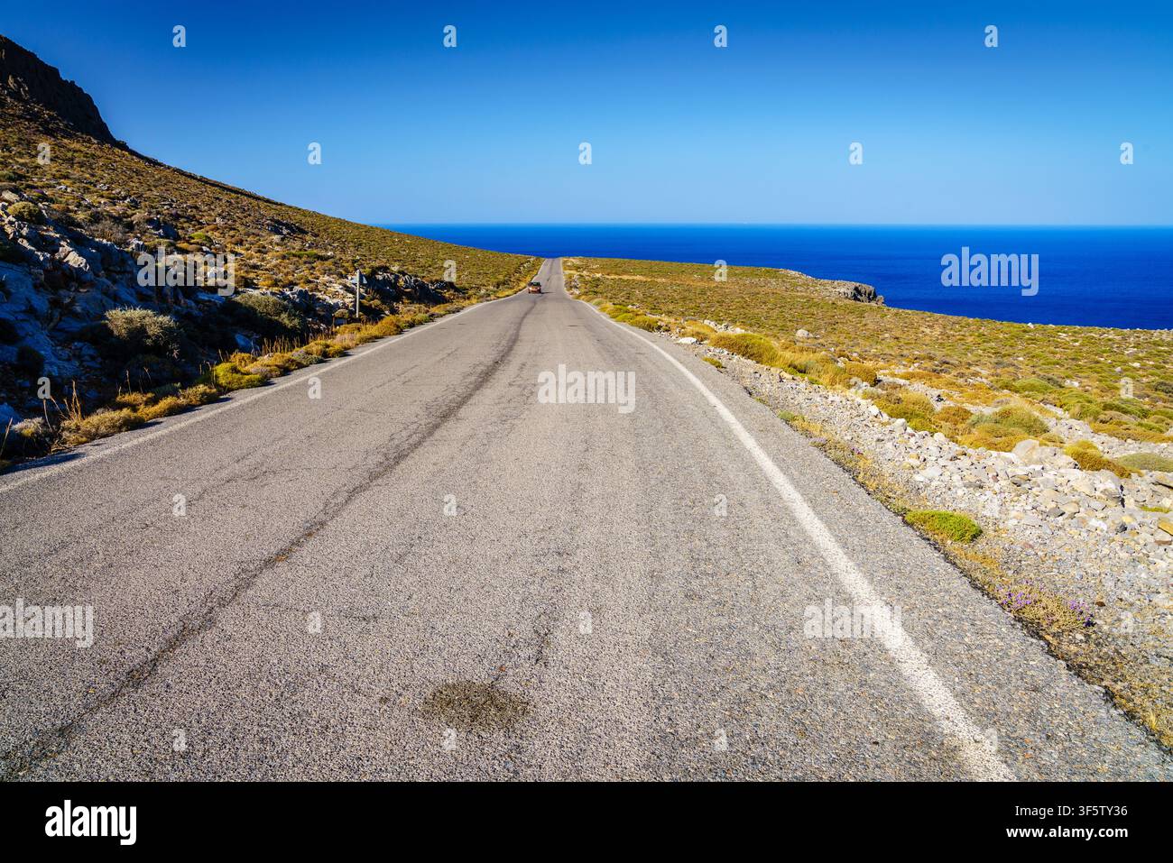 Strada deserta e paesaggio circostante nel sud-est di Creta, Grecia Foto Stock