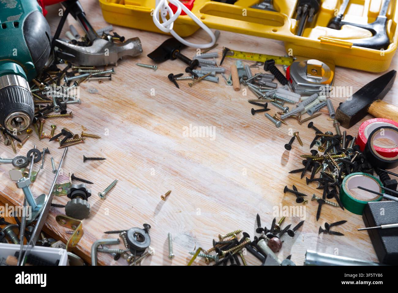Attrezzi manuali su superficie in legno Foto Stock