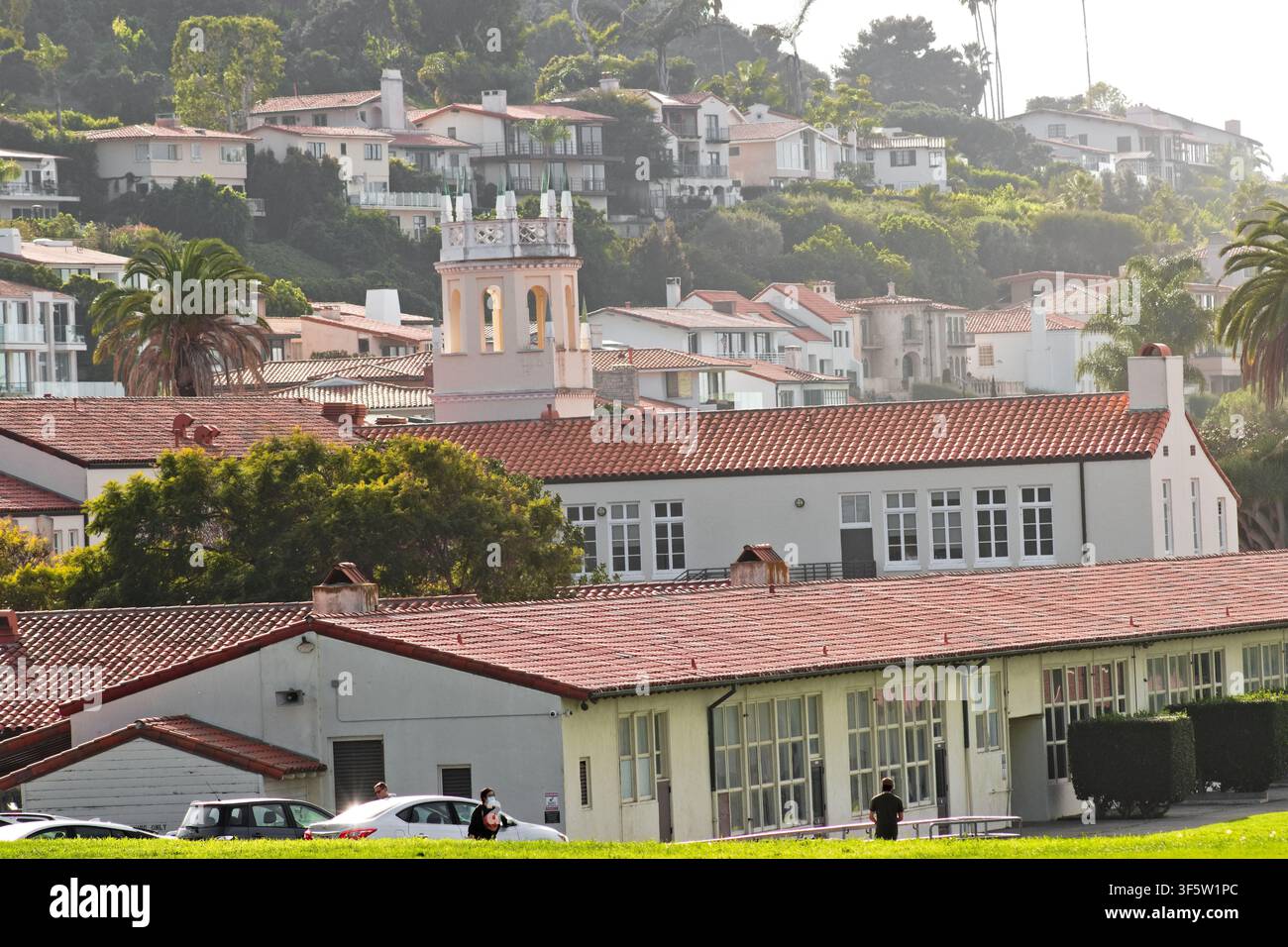 Edifici in stile spagnolo e case sulle colline si affacciano su Rat Beach, California, unendo architettura costiera, verde e vita sul mare. Foto Stock