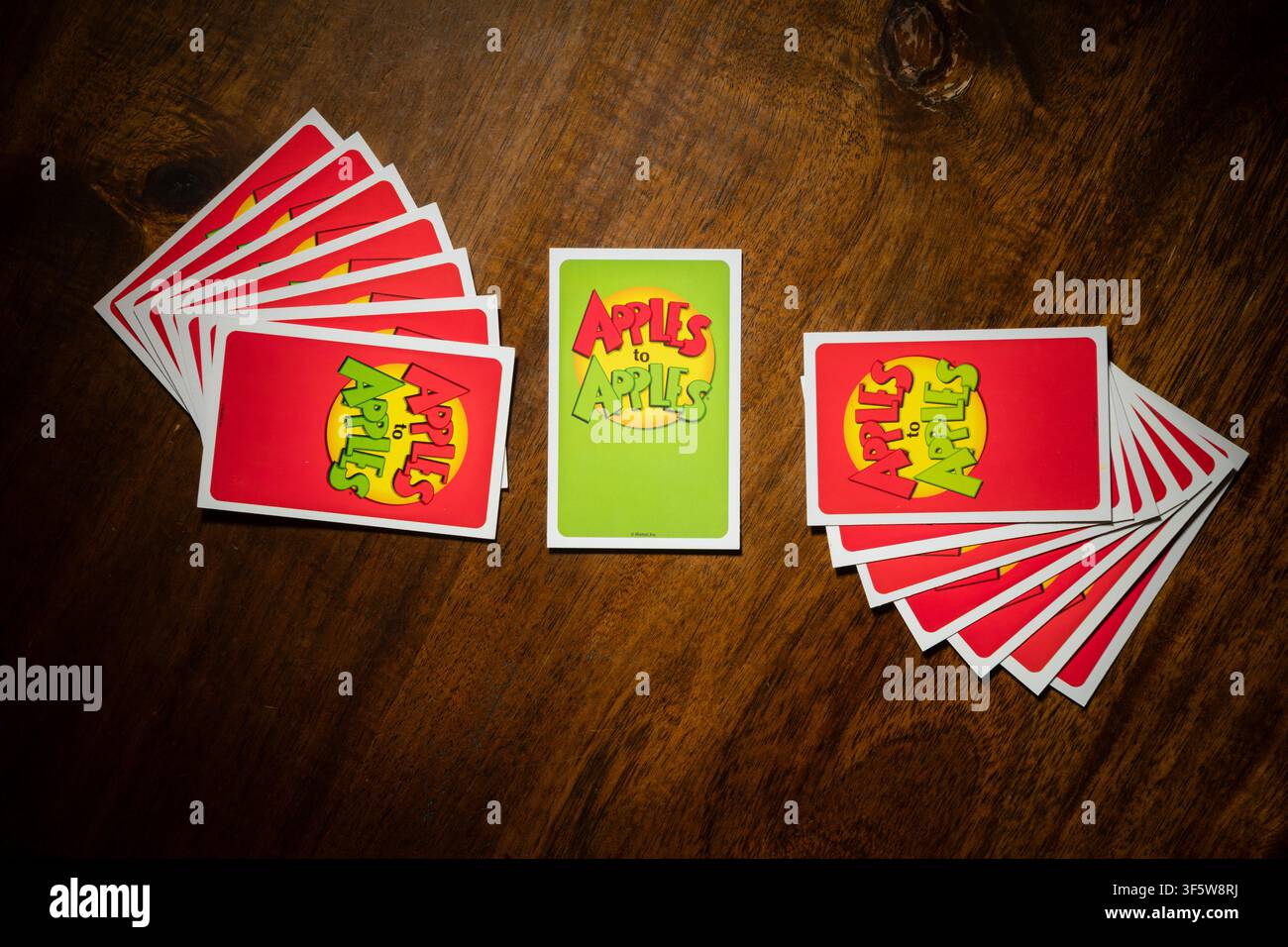 ST. CLOUD, MINNESOTA, STATI UNITI — 27 LUGLIO 2026: Carte con retro rosso e verde del gioco da tavolo Mattel Apples to Apples. Foto Stock