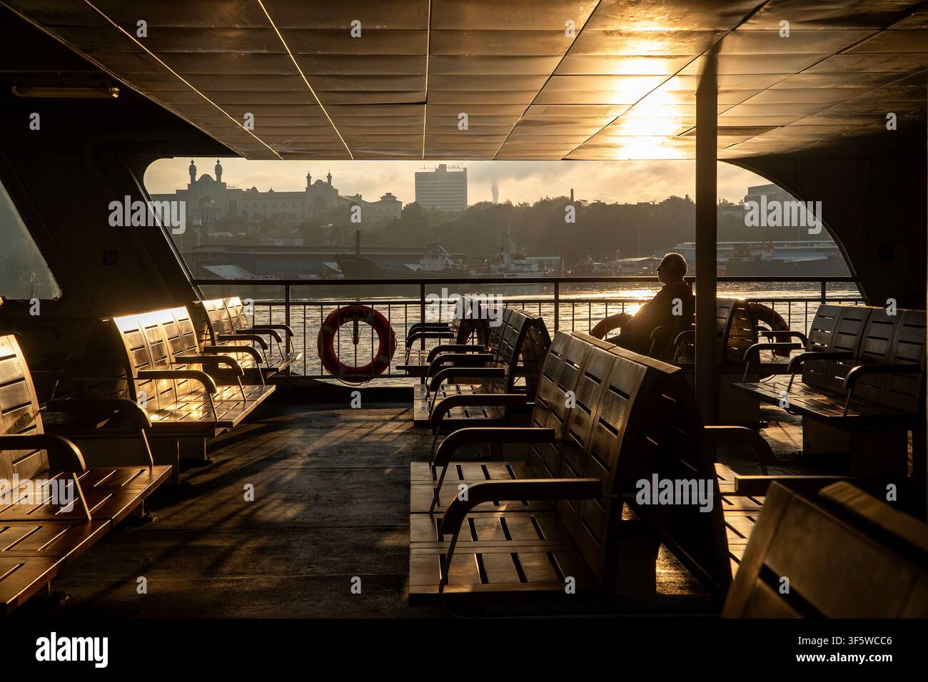 Istanbul, Turchia. 4 agosto 2026. Un passeggero in silhouette viaggia su un traghetto verso la parte europea di Istanbul, Turchia. (Credit Image: © Moe Zoyari/ZUMA Press Wire) USO EDITORIALE SOLO! Non per USO COMMERCIALE! Foto Stock