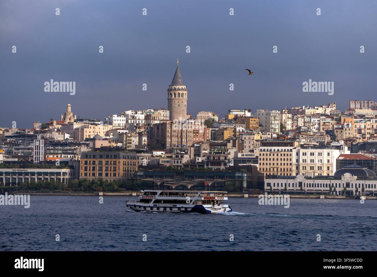 Istanbul, Turchia. 4 agosto 2026. Un traghetto si muove sull'acqua mentre la storica Torre di Galata è visibile sullo sfondo a Istanbul, Turchia. (Credito immagine: © Moe Zoyari/ZUMA Press Wire) USO EDITORIALE SOLO! Non per USO COMMERCIALE! Foto Stock