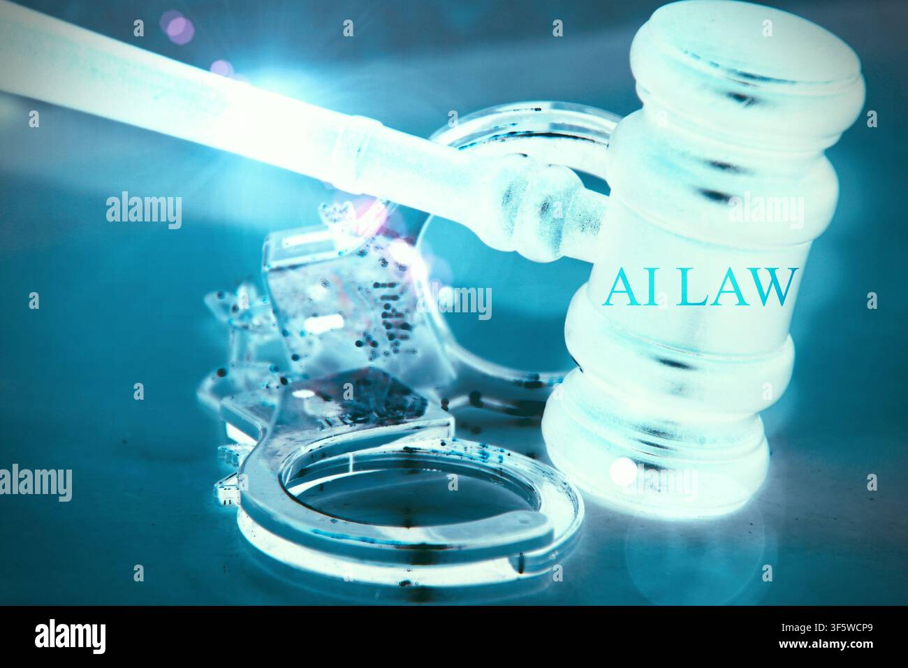 Concetto di tecnologia legale moderna con un primo piano del mazzuolo di un giudice, manette metalliche e un'insegna luminosa "AI LAW" su uno sfondo cyber blu futuristico Foto Stock