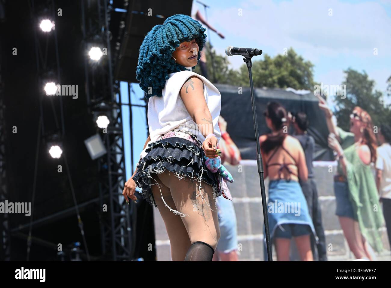 BRIGHTON, INGHILTERRA - 01 AGOSTO: Moonchild Sanelly si esibisce al Brighton and Hove Pride, Preston Park il 01 agosto 2026 a Brighton, Inghilterra.CAP/MAR © Foto Stock