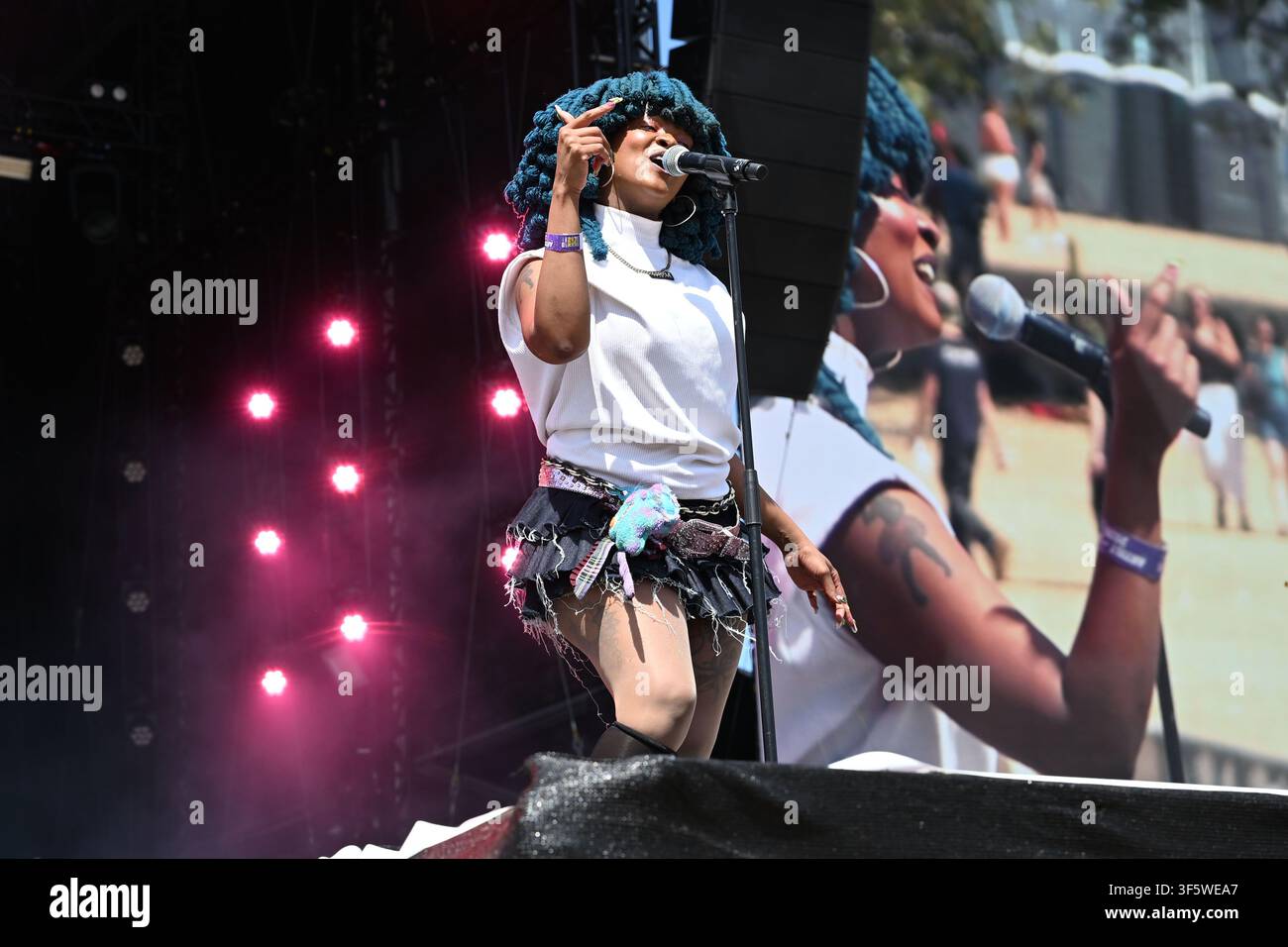 BRIGHTON, INGHILTERRA - 01 AGOSTO: Moonchild Sanelly si esibisce al Brighton and Hove Pride, Preston Park il 01 agosto 2026 a Brighton, Inghilterra.CAP/MAR © Foto Stock