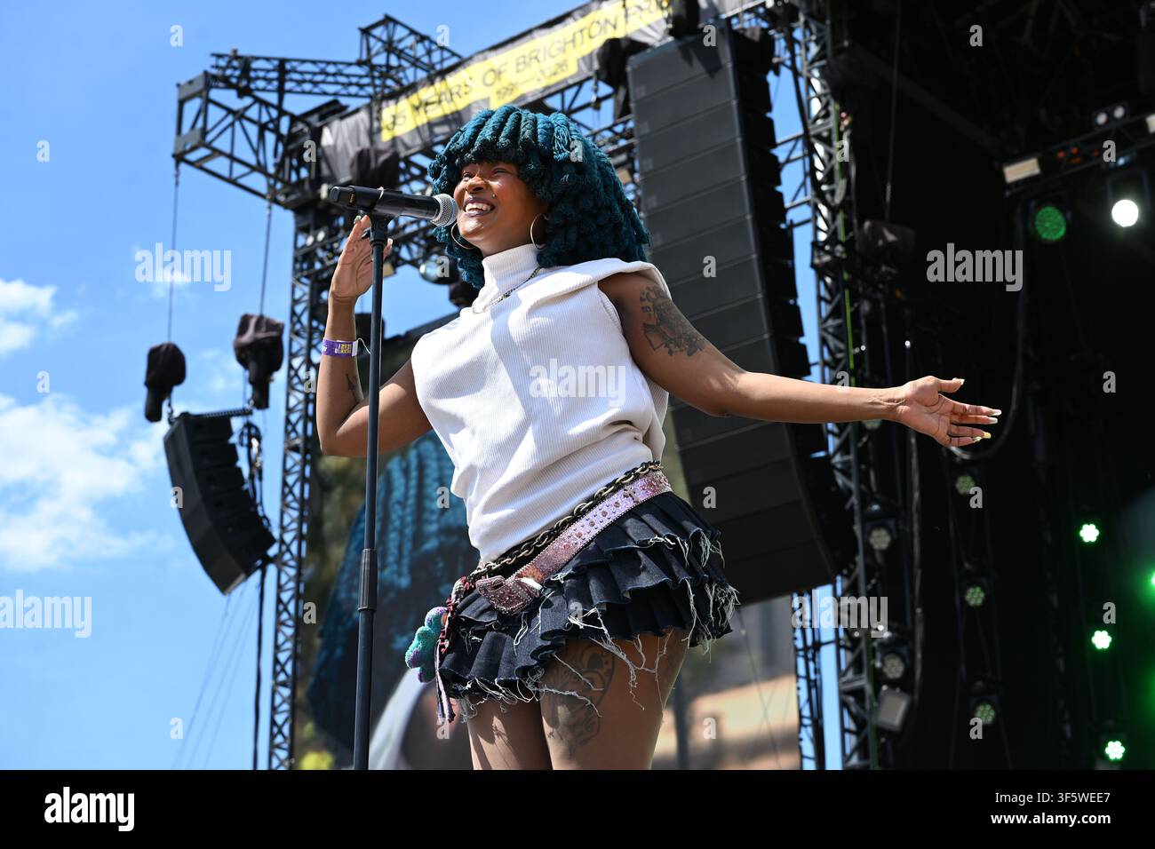 BRIGHTON, INGHILTERRA - 01 AGOSTO: Moonchild Sanelly si esibisce al Brighton and Hove Pride, Preston Park il 01 agosto 2026 a Brighton, Inghilterra.CAP/MAR © Foto Stock