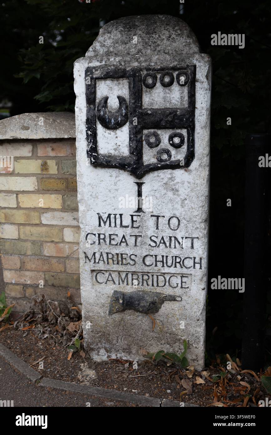 Miliario per Great St Marys, Trumpington Road, Cambridge, luglio 2026 Foto Stock