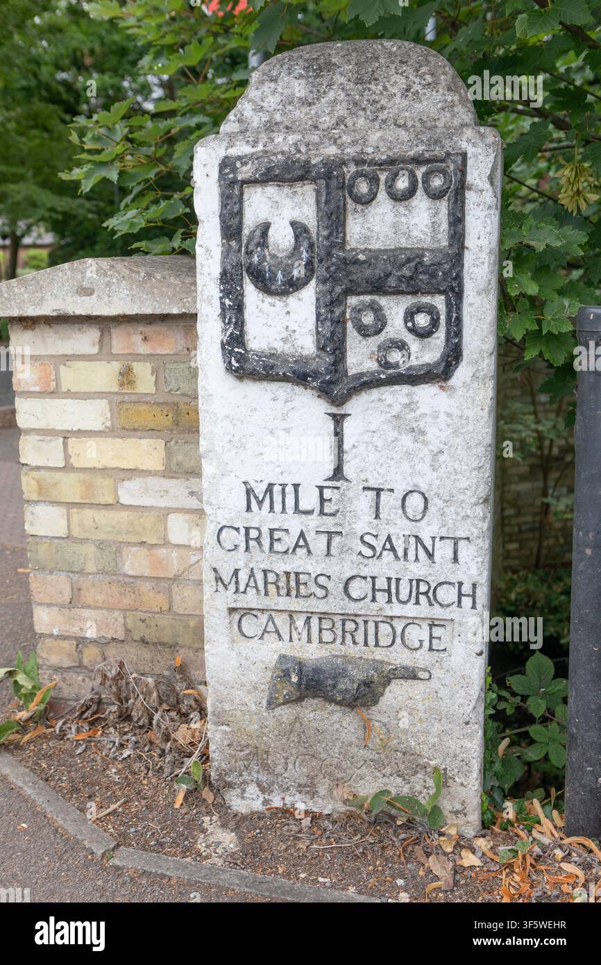 Miliario per Great St Marys, Trumpington Road, Cambridge, luglio 2026 Foto Stock