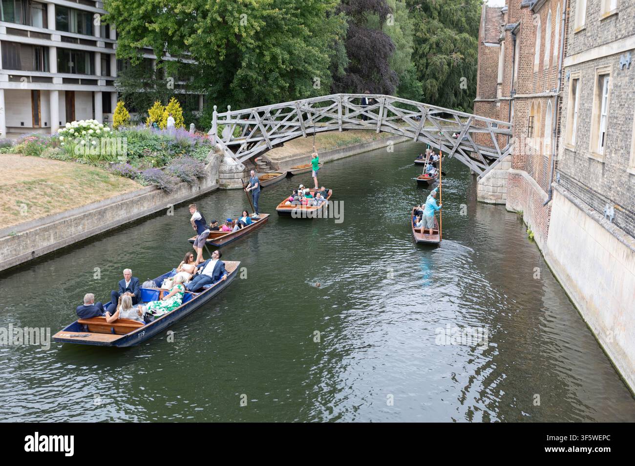 Rematori sul fiume Cam nel cuore di Cambridge, luglio 2026 con il Ponte Matematico del Queens College sullo sfondo Foto Stock