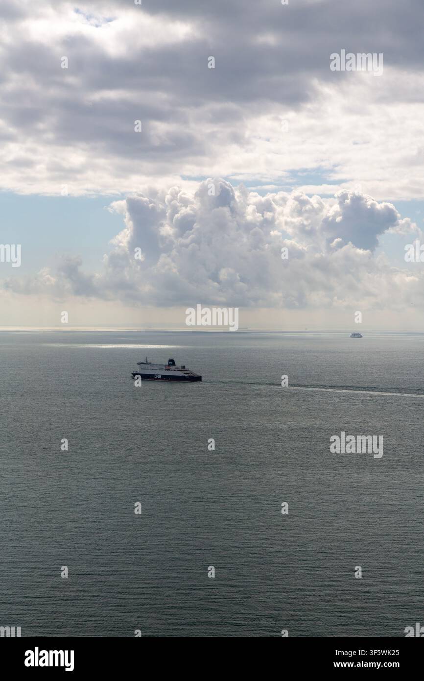 le bianche scogliere di Dover con un traghetto del Canale della Manica in lontananza, Kent, Inghilterra Foto Stock