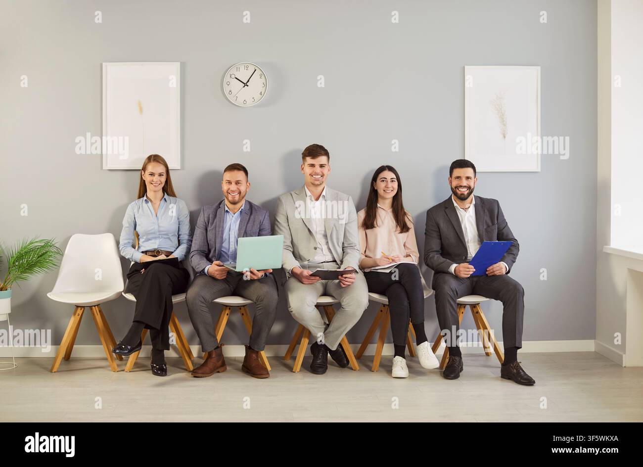 Ritratto di gruppo di professionisti felici che lavorano insieme in ufficio Foto Stock