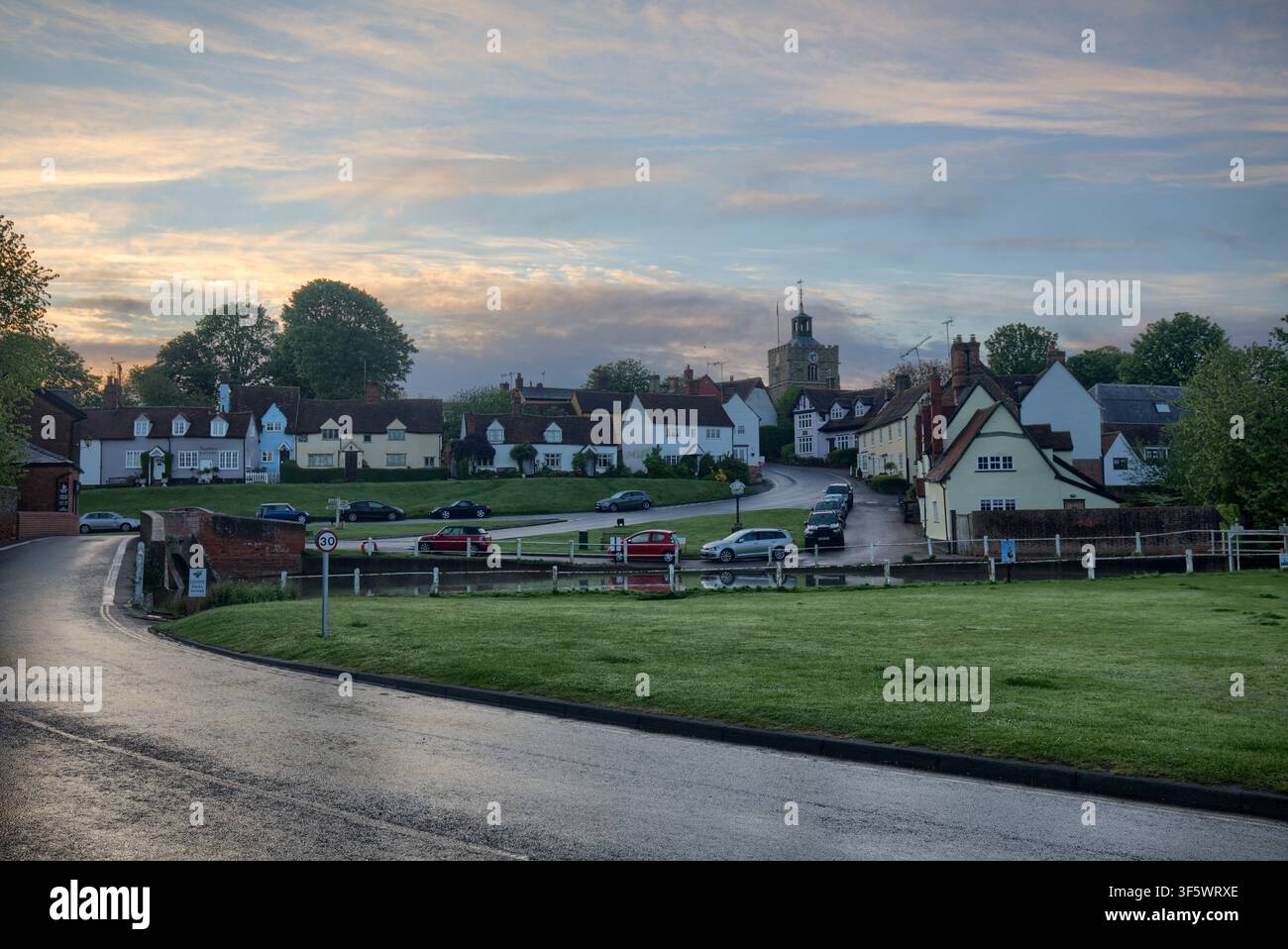 Vista panoramica all'alba sul verde iconico del villaggio, lo stagno delle anatre e le case storiche di Finchingfield, Essex, Inghilterra, Regno Unito. Foto Stock