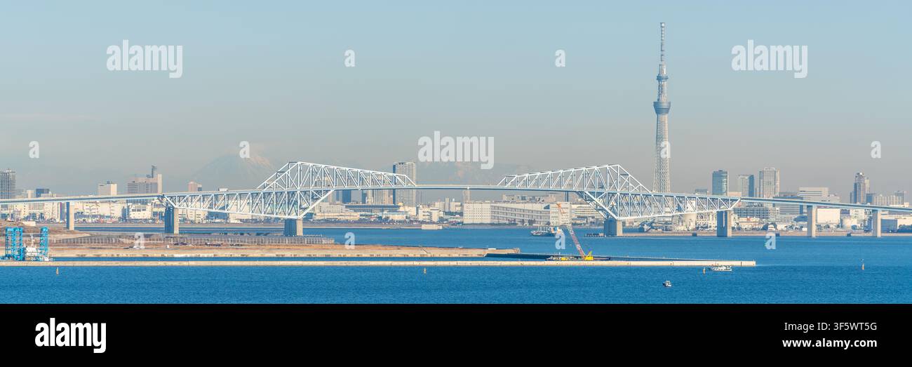 Vista panoramica del Tokyo Gate Bridge, un ponte a traliccio a sbalzo che attraversa la baia di Tokyo con lo skyline della città sullo sfondo a Tokyo, Giappone Foto Stock