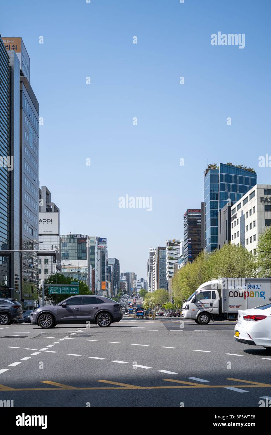 Una vista che guarda dall'incrocio di Sinnonhyeon verso Sinsa-dong a Gangnam, Seoul. Foto Stock