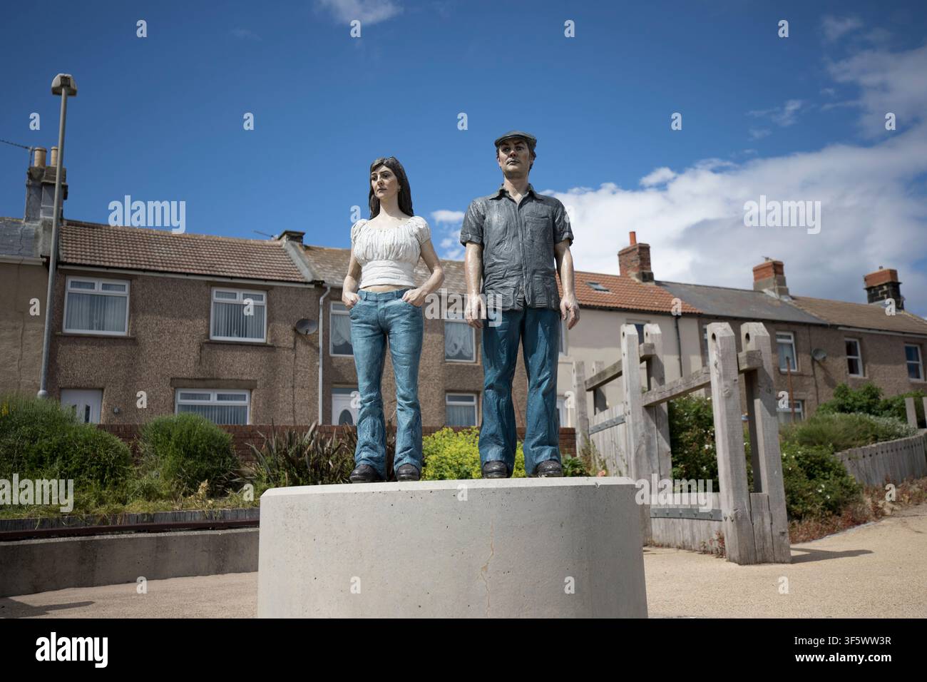 La versione terrestre della scultura "Couple" di Sean Henry in piedi su un plinto di cemento a Newbiggin-by-the-Sea, Northumberland, Inghilterra, Regno Unito. Foto Stock