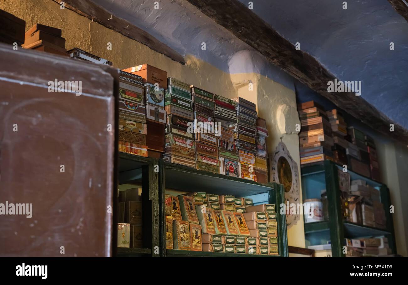 16 maggio 2026. Lleida, Catalogna, Spagna. Sigari classici fatti a mano in un interno vintage di estanco o stabbaccino. Arte dell'imballaggio dei sigari. Foto Stock